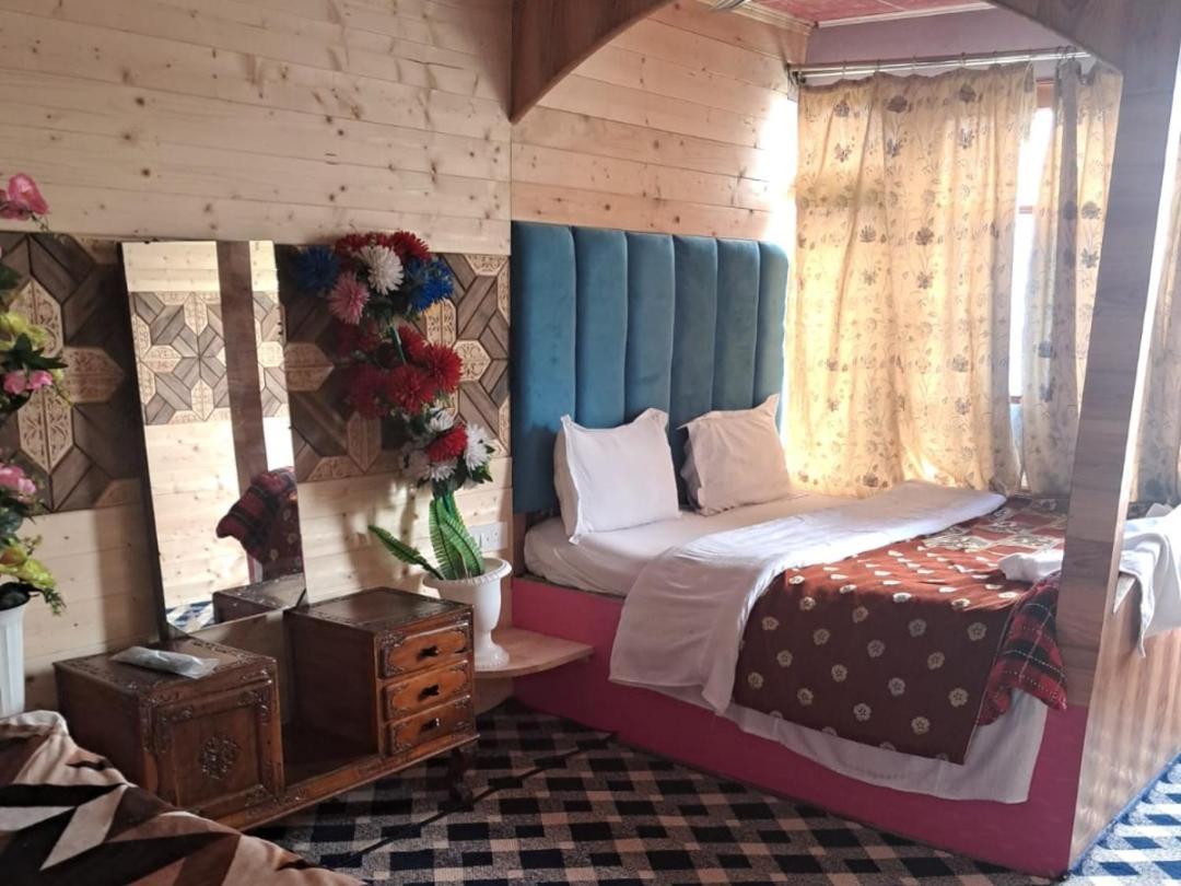 New Lakes Crown Group Of Houseboats Σριναγκάρ Δωμάτιο φωτογραφία